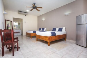 Quarto casal standard, 2 camas de casal | Edredons de pluma, frigobar, escrivaninha