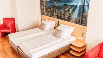 1 Schlafzimmer, Zimmersafe, Schreibtisch, Reisekinderbett