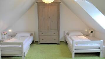3 bedrooms, in-room safe, WiFi, bed sheets