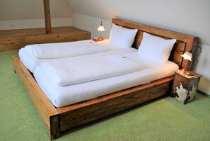 3 bedrooms, in-room safe, WiFi, bed sheets