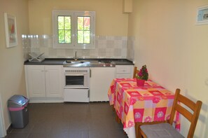 Fridge, oven, stovetop, coffee/tea maker - Yannis - Holiday Apartments on Agios Gordios Beach in Corfu (Agios Gordios)