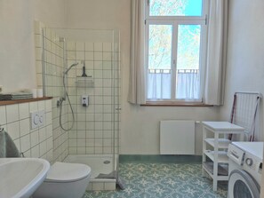 Douche, séchoir à cheveux, serviettes fournies, savon