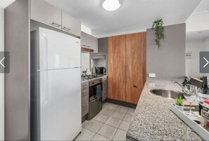 ثلاجة، ميكروويف، فرن، موقد طهي مسطح