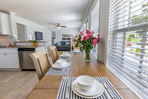 Dining - Close to Beach & Shops | Private Home | Dog OK | Outdoor Seating | 1/2 mile to Siesta's North Bridge (Sarasota)