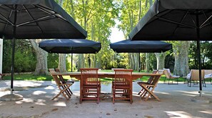 Outdoor dining - Character house set in 1 ha of listed parkland (Marsillargues)