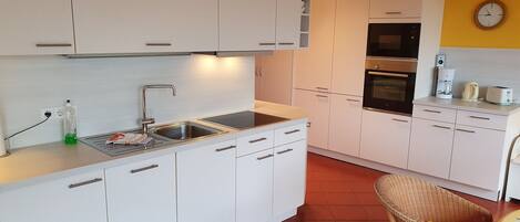 Frigorifero, microonde, forno, lavastoviglie