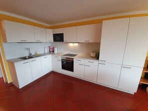 Kühlschrank, Mikrowelle, Ofen, Geschirrspüler