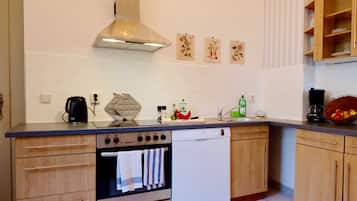 Kühlschrank, Mikrowelle, Ofen, Geschirrspüler