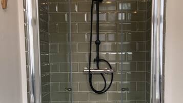 Dusche, Handtücher, Toilettenpapier