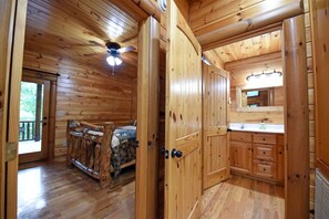 2 bedrooms, desk, free WiFi, bed sheets