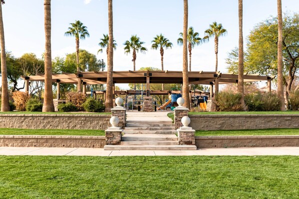 Property grounds - Cute, Clean & Comfortable in the Best Community! (Gilbert)