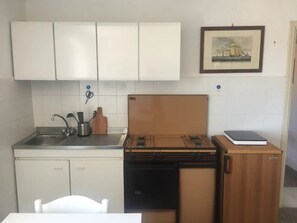 Fridge, electric kettle, toaster, cookware/dishes/utensils - Mansardina al Duomo (Tuscania)