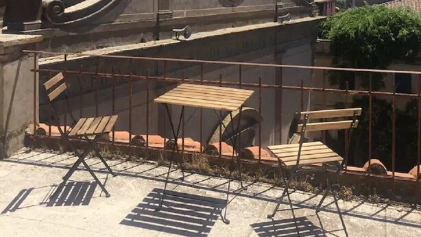 Un edificio con uno stile architettonico caratteristico, che presenta una grande finestra circolare e una croce sulla sommità.