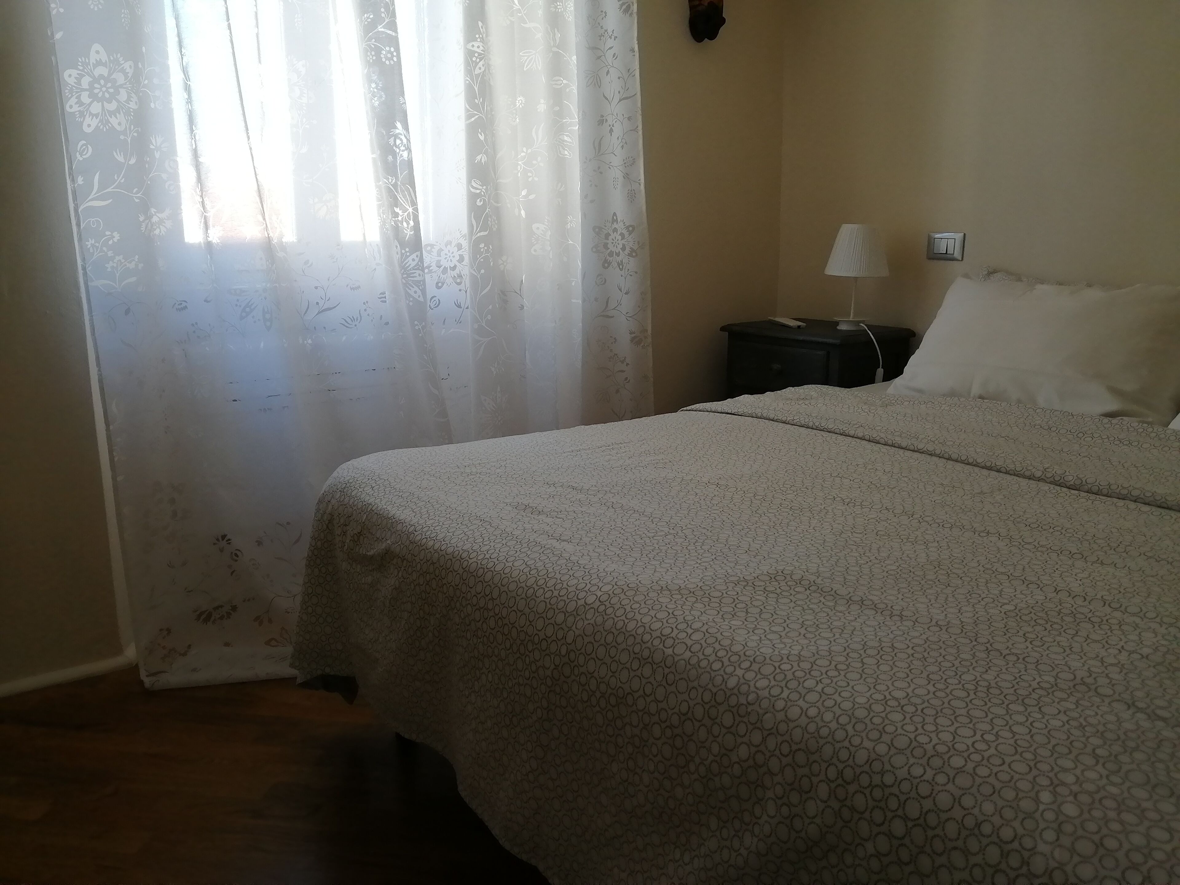 1 habitación, tabla de planchar con plancha, wifi gratis y ropa de cama 