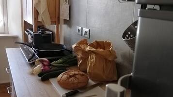 KĂŒhlschrank, Ofen, Herdplatte, Wasserkocher mit Kaffee-/Teezubehör