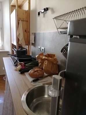 Jääkaappi, uuni, liesi, kahvin-/teenkeitin