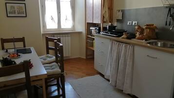 KĂŒhlschrank, Ofen, Herdplatte, Wasserkocher mit Kaffee-/Teezubehör