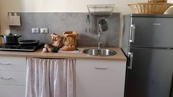 Réfrigérateur, four, plaque de cuisson, cafetière/bouilloire