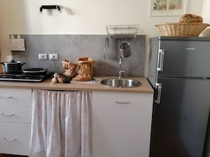 Fridge, oven, stovetop, coffee/tea maker