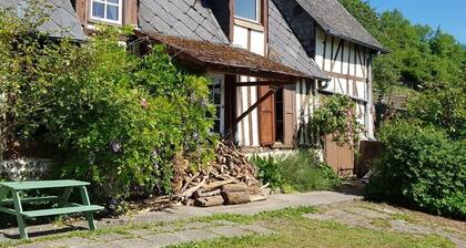 LongĂšre normande authentique dans village : spa, nature & wifi