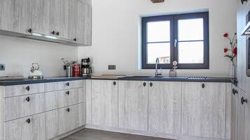 Een koelkast, een kookplaat, een vaatwasser