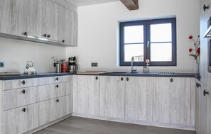 Réfrigérateur, plaque de cuisson, lave-vaisselle, cafetière/bouilloire