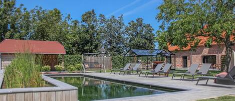 Lämmitetty uima-allas