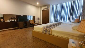 Family Double or Twin Room | Minibar, desk, blackout drapes, soundproofing