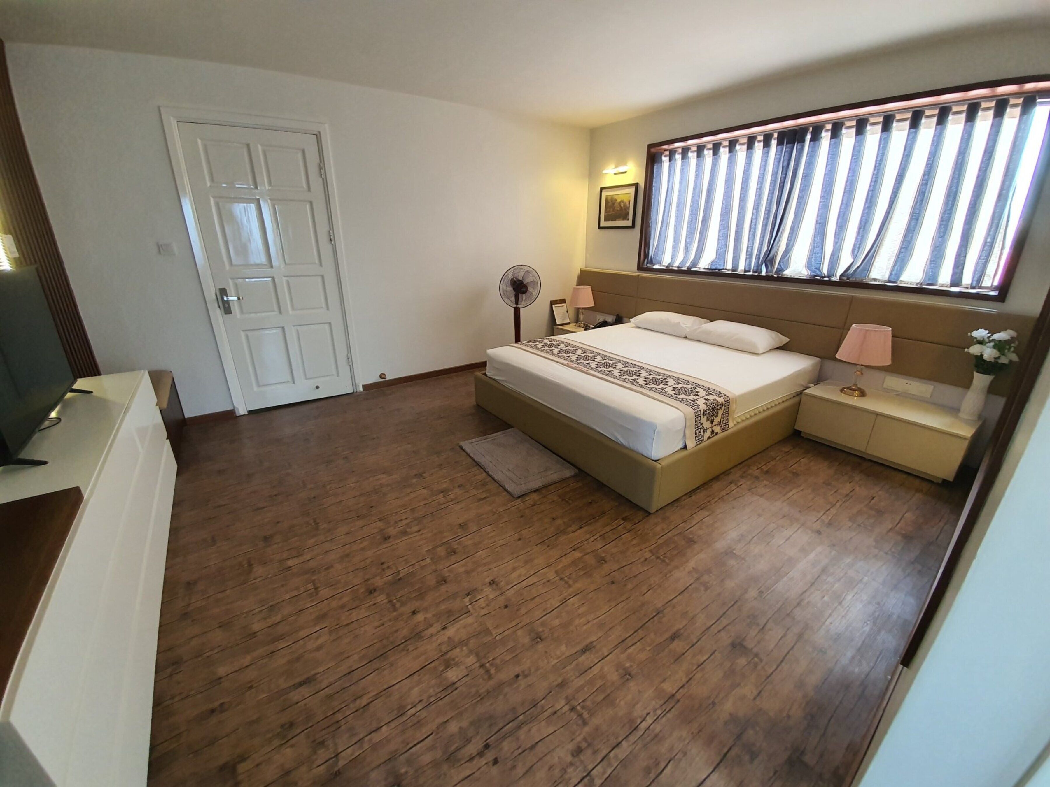 standard double room | minibar, desk, blackout curtains, soundproofing