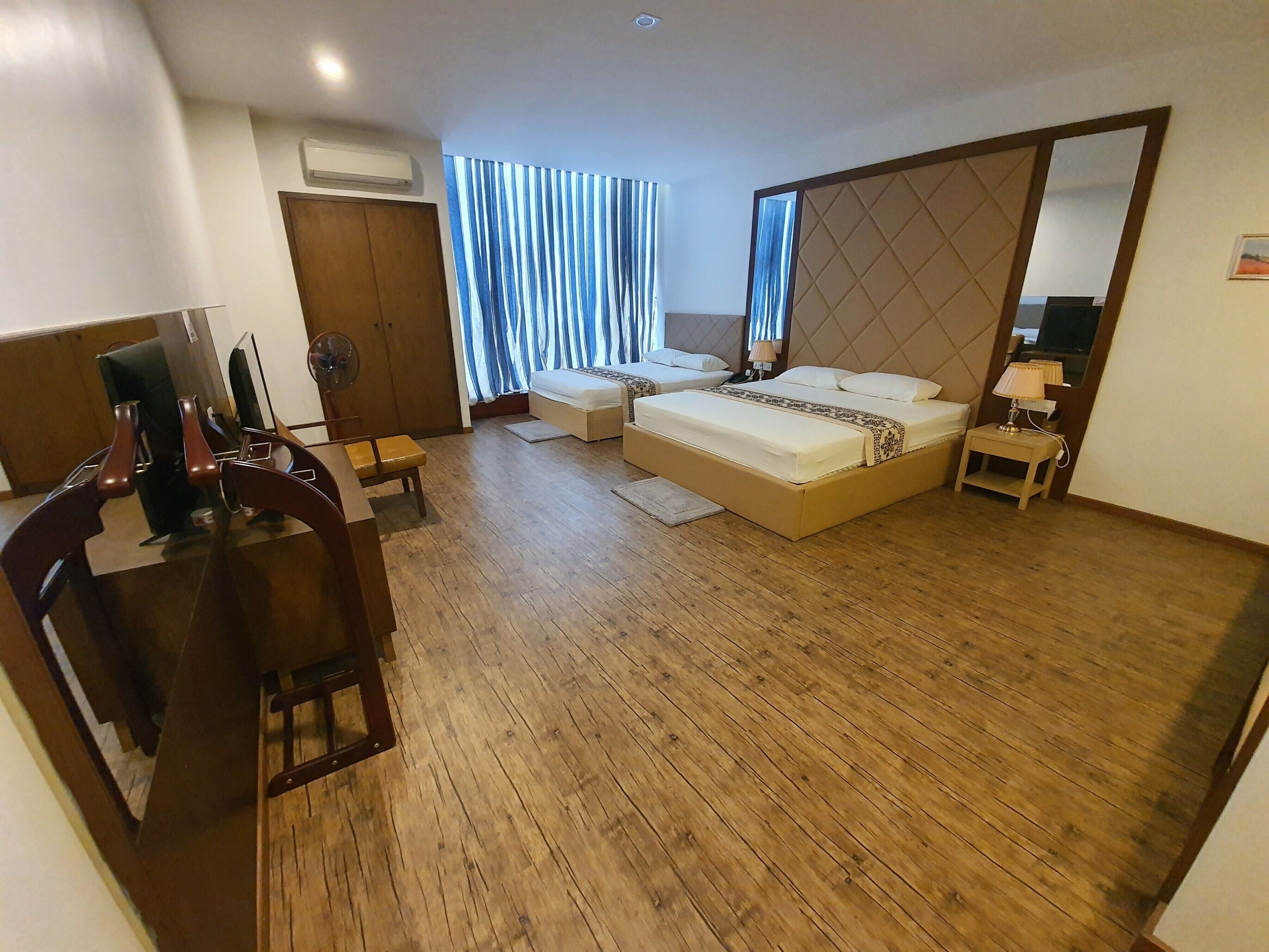 Minibar, escritorio, cortinas blackout y sistema de insonorización 