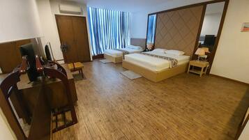 Minibar, escritorio, cortinas blackout y sistema de insonorización