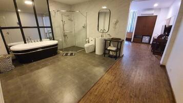 Artículos de tocador gratuitos, secador de pelo, pantuflas, toallas