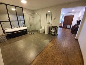 Kostenlose Toilettenartikel, Haartrockner, Hausschuhe, Handtücher