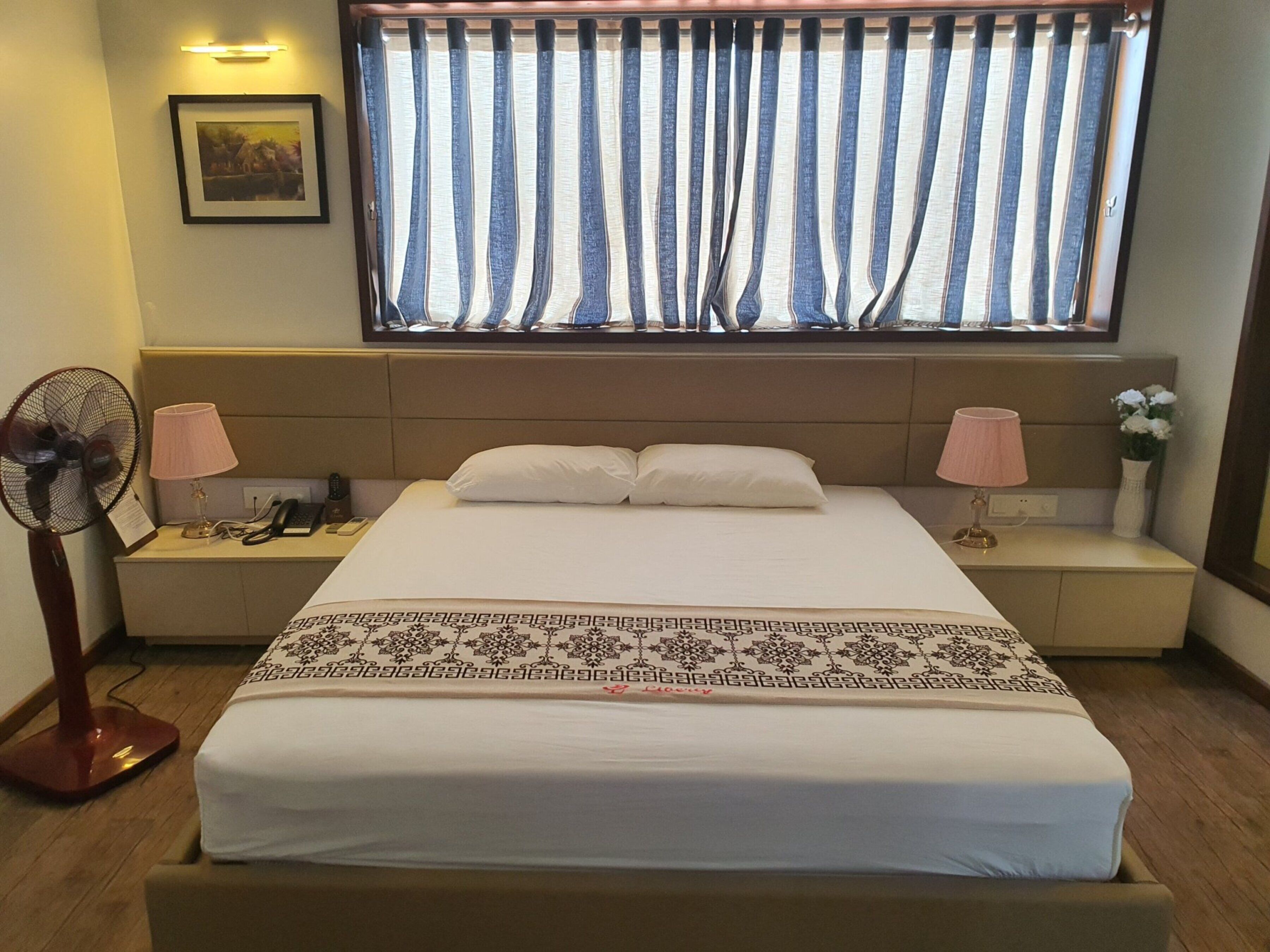 standard double room | minibar, desk, blackout curtains, soundproofing