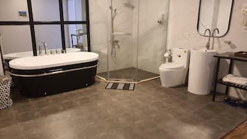 Luxury Double Room | Bathroom | Free toiletries, hair dryer, slippers, towels