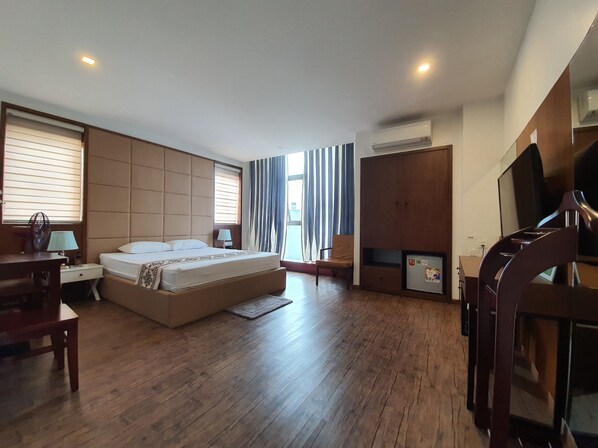 Luxury Double Room | Minibar, desk, blackout drapes, soundproofing
