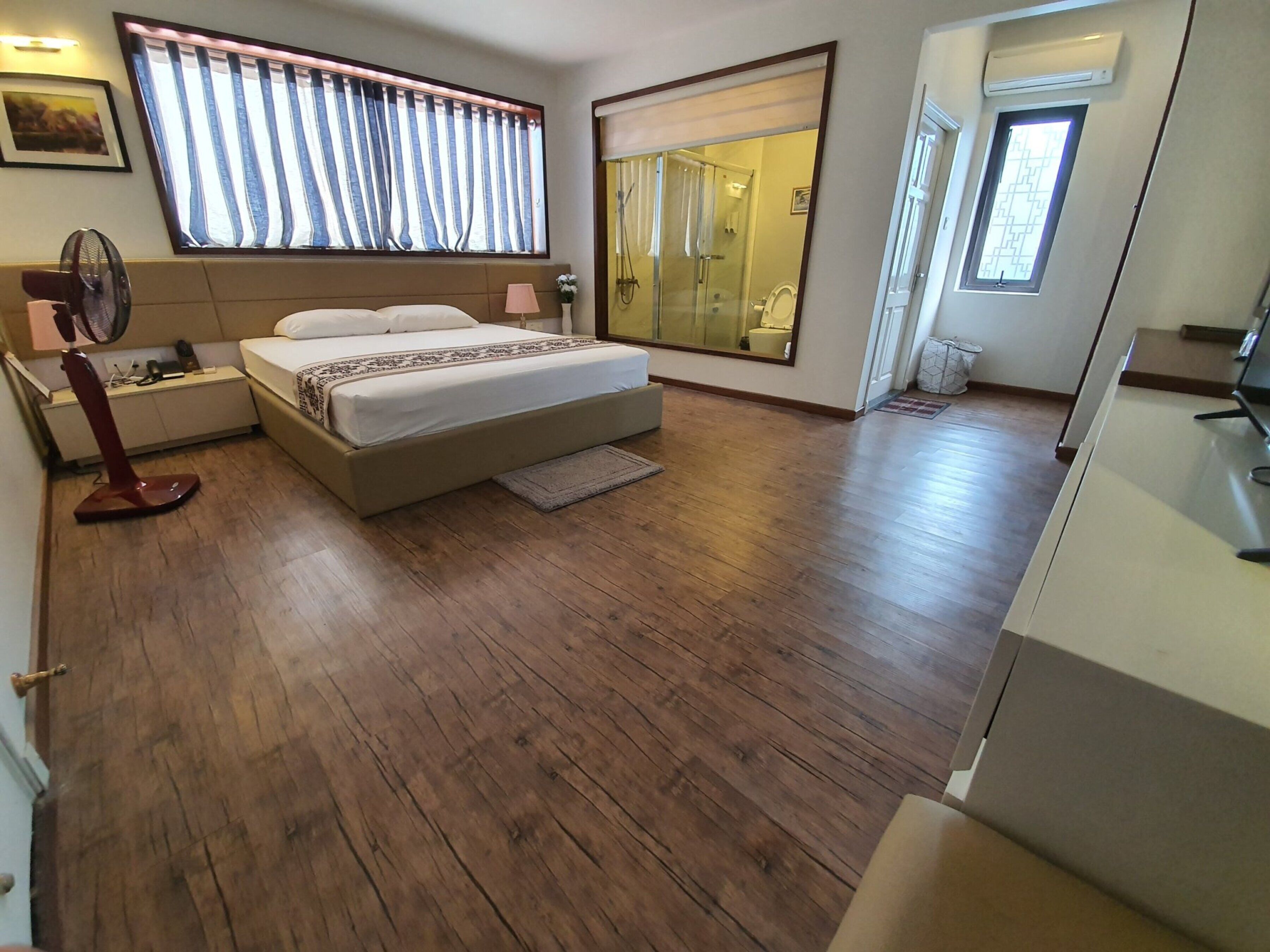 standard double room | minibar, desk, blackout curtains, soundproofing