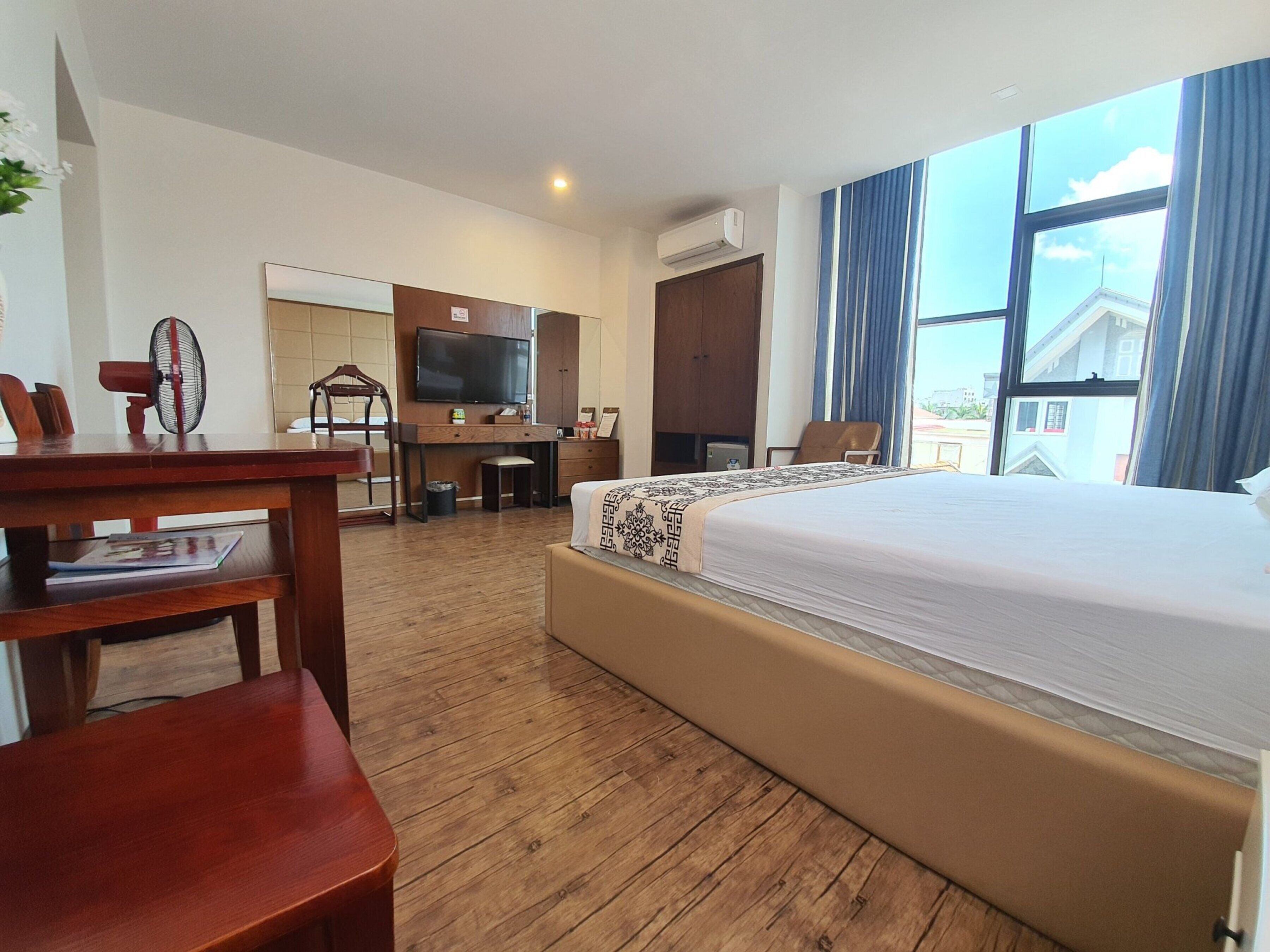 luxury double room | minibar, desk, blackout curtains, soundproofing