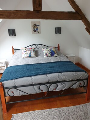 3 bedrooms, travel cot, WiFi, bed sheets