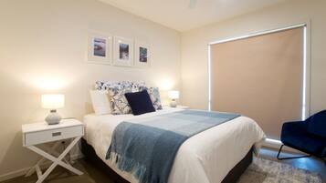 2 habitaciones, escritorio y tabla de planchar con plancha