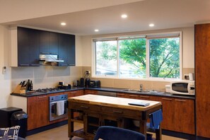 Frigorífico, microondas, horno y placa de cocina