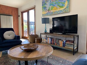 Una Smart TV, videojuegos, un reproductor de DVD, libros