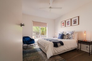 2 dormitorios, escritorio, tabla de planchar con plancha y cuna de viaje