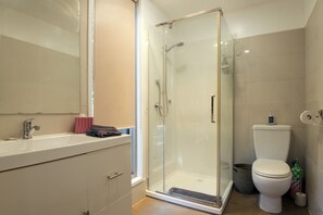 Séchoir à cheveux, serviettes fournies