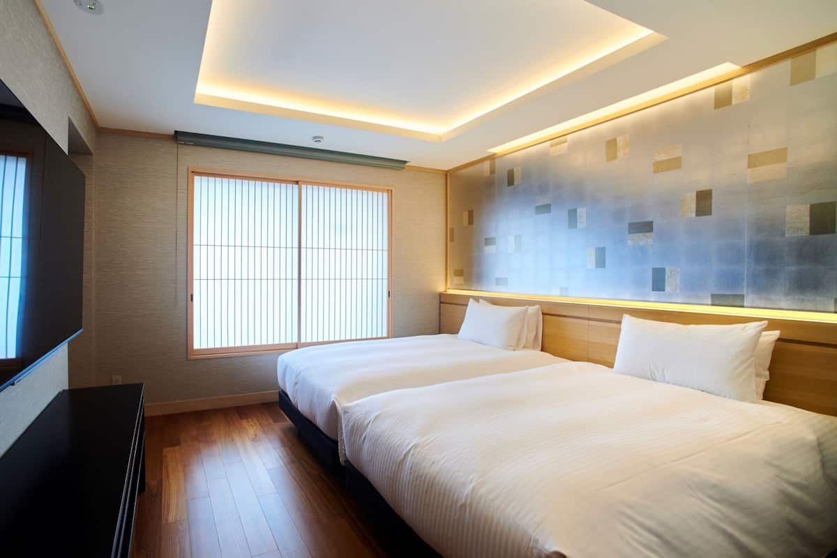 In-room safe, soundproofing, WiFi (free)
