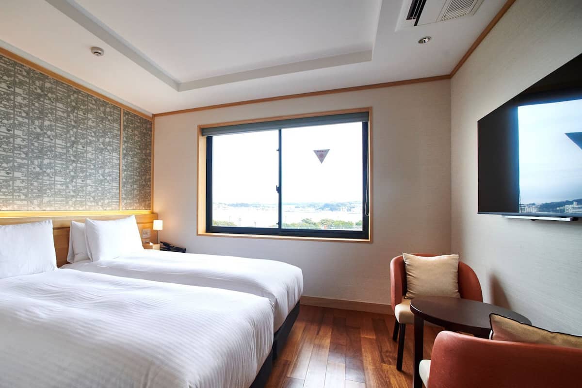 In-room safe, soundproofing, WiFi (free)