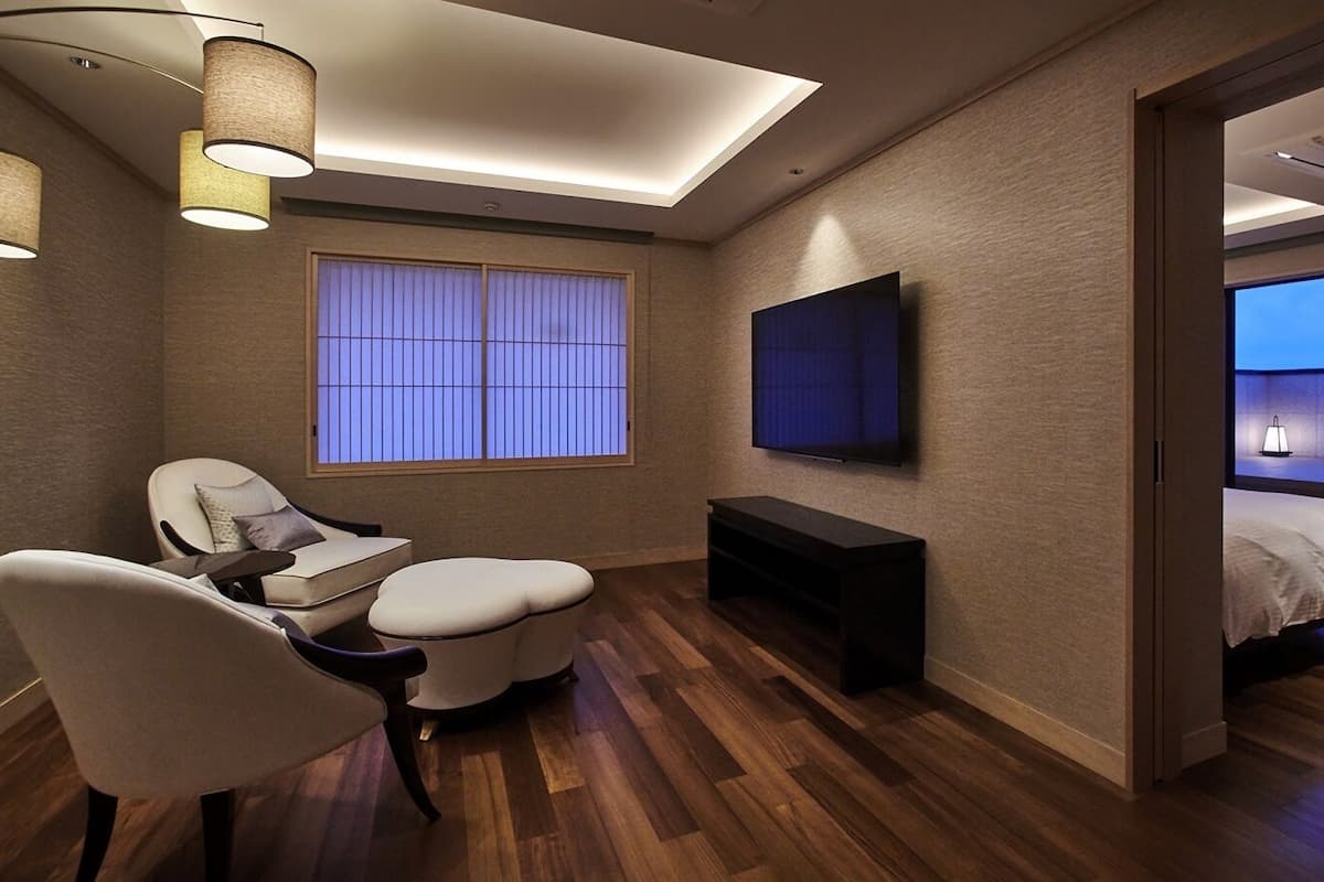 In-room safe, soundproofing, WiFi (free)