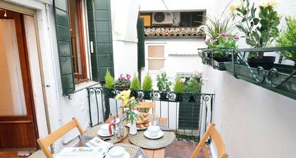 Venicelife, large apartment with canal view 850 meters far from San Marco square