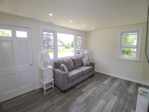 Smart TV - Hidden Hideaway in North Cape May Short Walk To Bay (2 Bedrooms/ 1 Bathroom) (North Cape May)