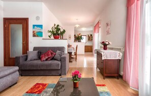 TV, tavolo da ping pong